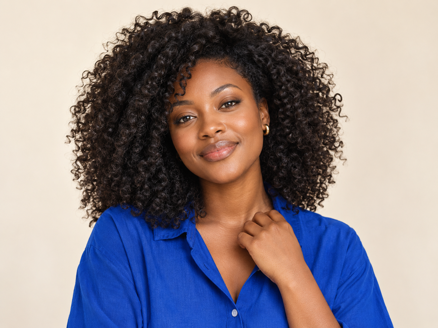 Beauty inspiration: voluminous curls and a royal-blue look